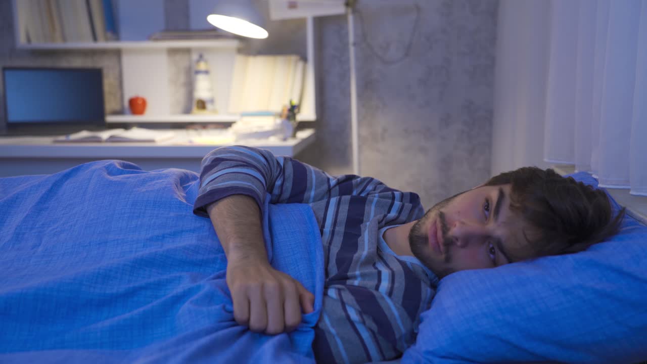 잠을 잘 수 없는 젊은이가 잠을 잘 수 없습니다.