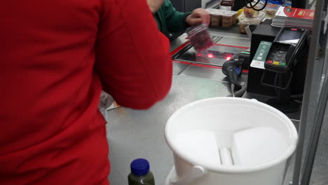 los alimentos se escanean y se retiran en la caja del supermercado.