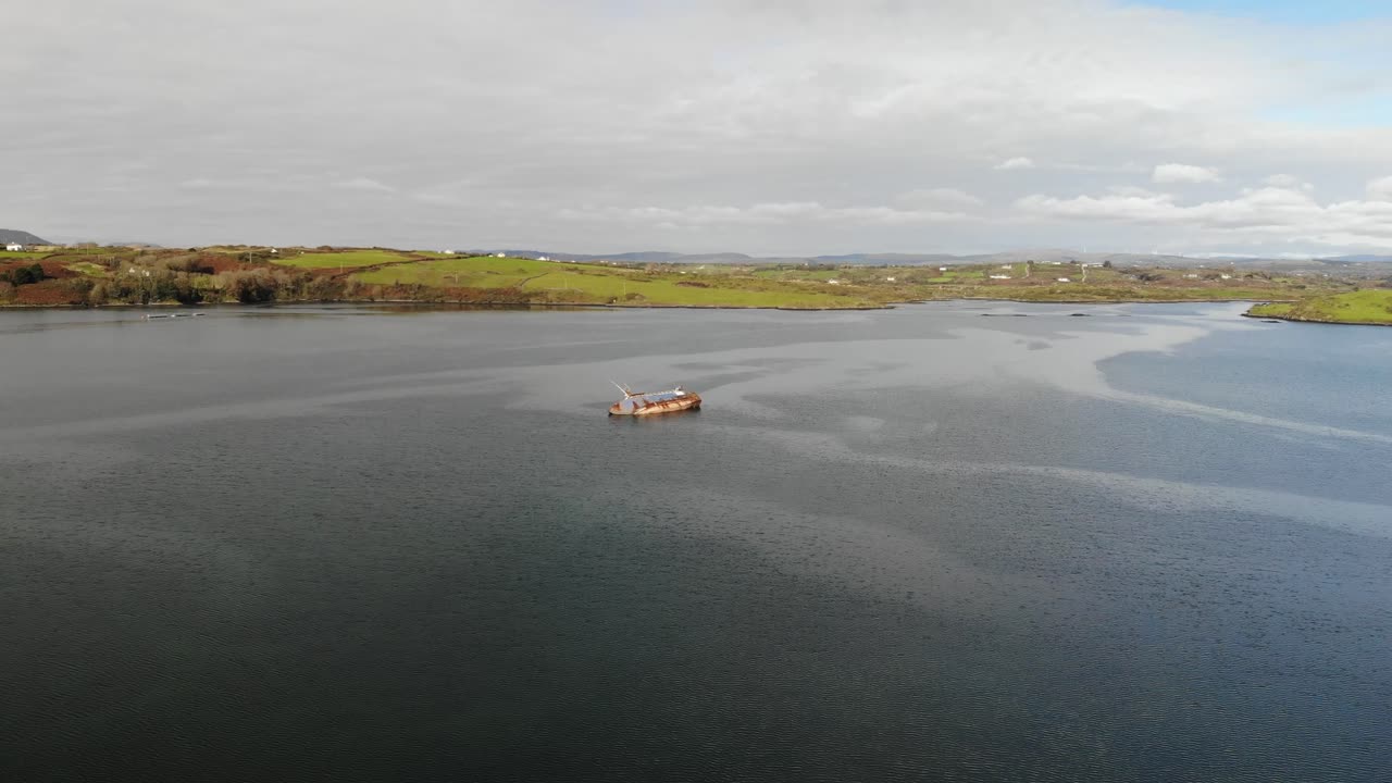 만 에서 절반 가 침몰 한 선박 잔해