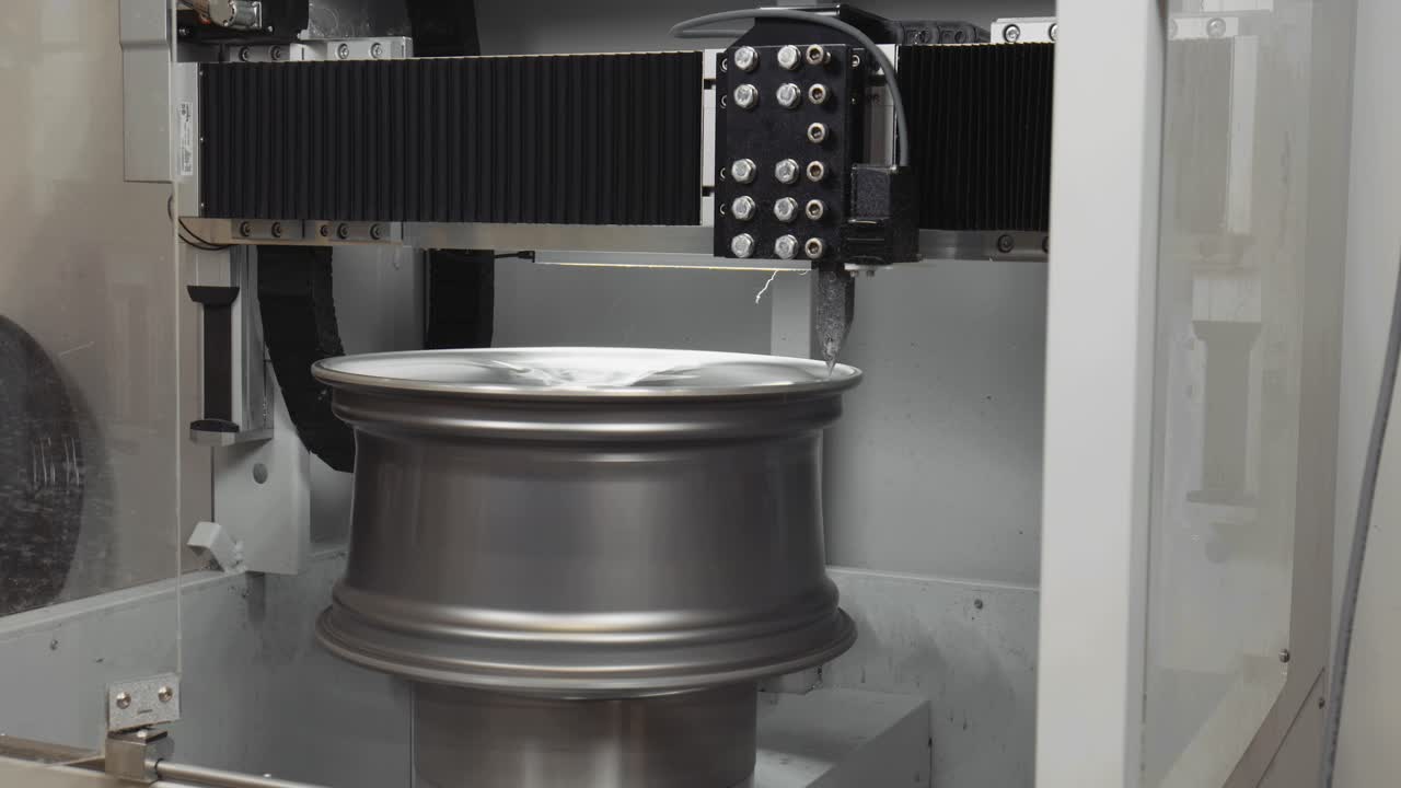 diamante cortando la cara de una rueda de aluminio después de una erupción en la acera