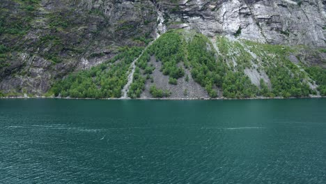 Enorme-Fiordo-De-Geiranger,-Visto-Desde-Un-Crucero,-Grandes-Montañas-Que-Salen-Del-Agua-Azul-En-4k