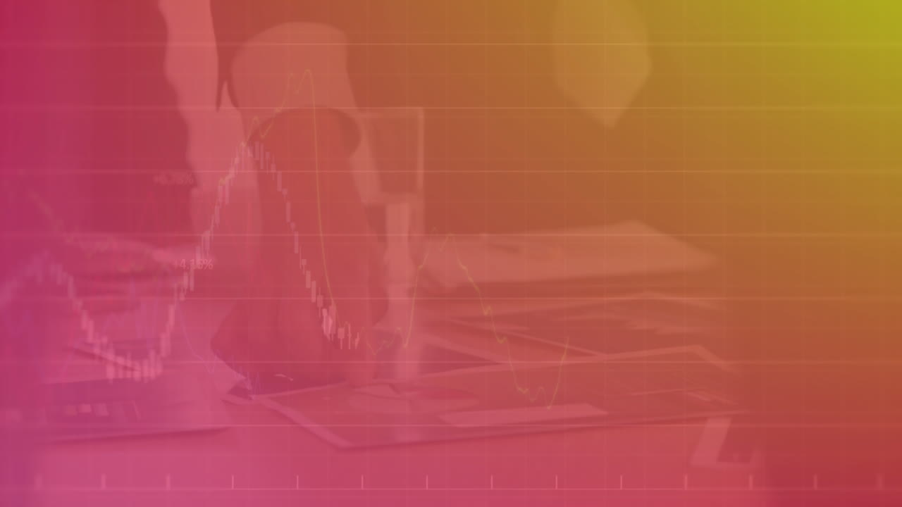 animación de múltiples gráficos, números, sección media de un hombre caucásico explicando el informe a sus compañeros de trabajo