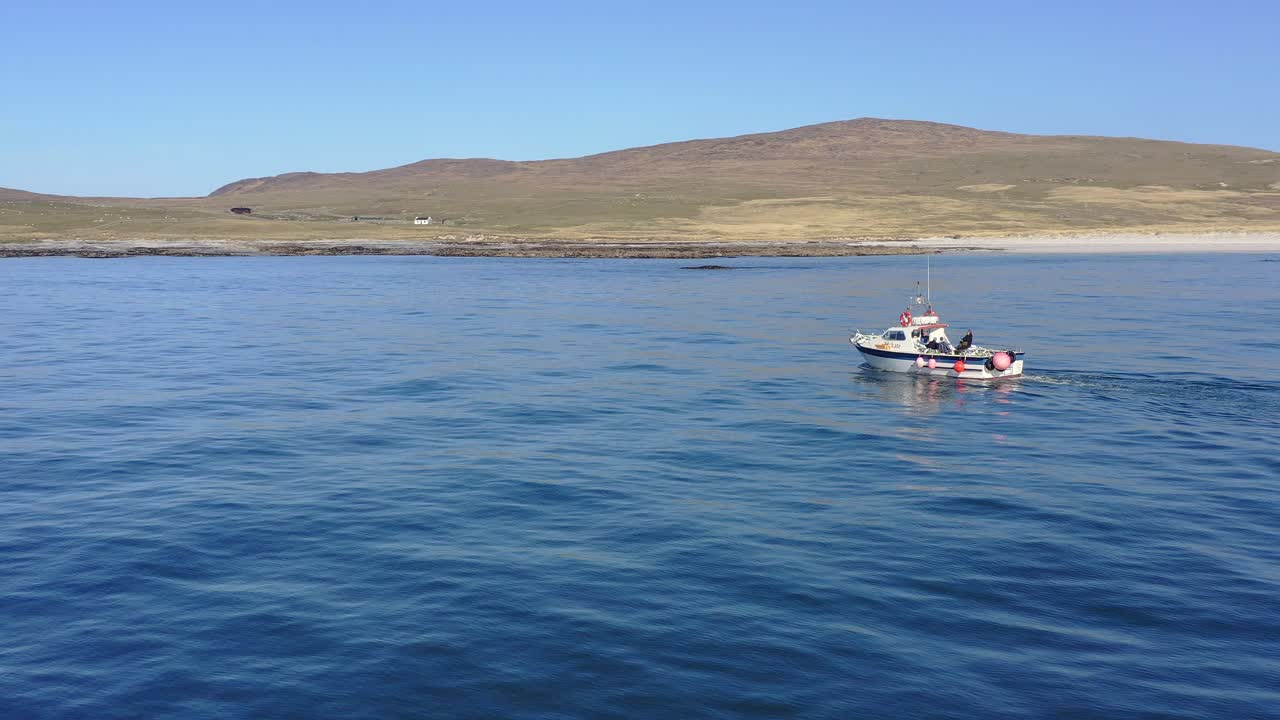Ảnh chụp từ drone một chiếc thuyền nhỏ gần đảo Pabbay ngoài khơi Harris ở quần đảo Hebrides