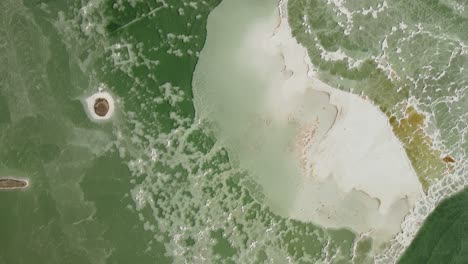vista aérea del lago salado del mar muerto