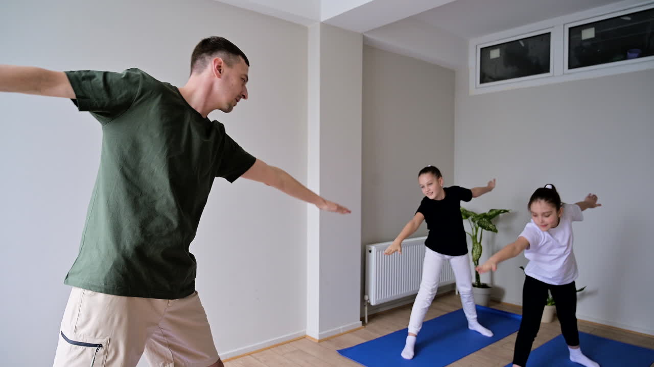 gente practicando yoga