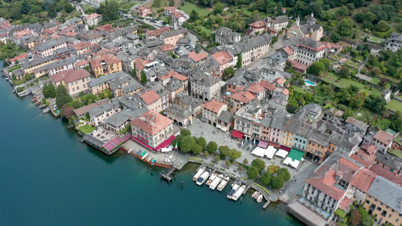 isola san giulio en el lago orta, italia, mostrando arquitectura histórica y barcos, vista aérea