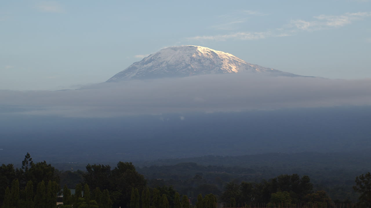 hermoso paisaje natural montaña kilimanjaro por encima de las nubes en áfrica