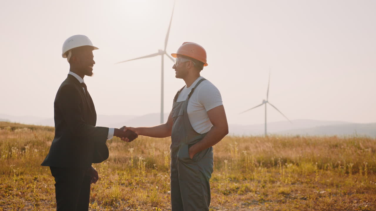 profesionales comerciales y de la construcción que colaboran en un proyecto de energía eólica