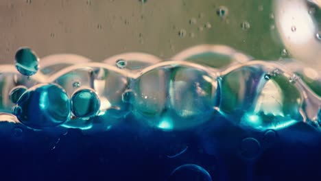químico líquido azul con burbujas que drenan macro