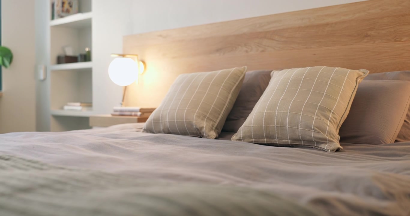 Interno di camera da letto moderna con letto accogliente e luci calde