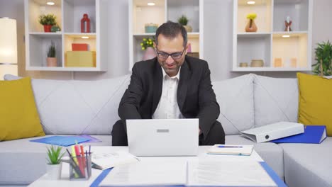 Hombre-Trabajador-De-Oficina-En-Casa-Trabajando-En-Una-Computadora-Portátil.