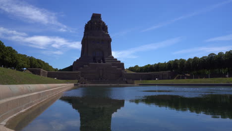 vista lateral del monumento a la batalla de las naciones