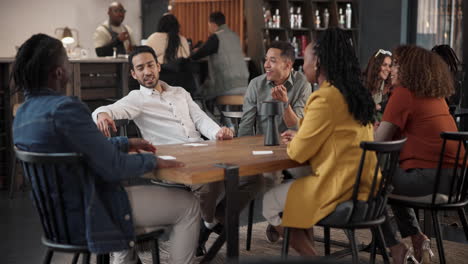 grupo diverso hablando en un café