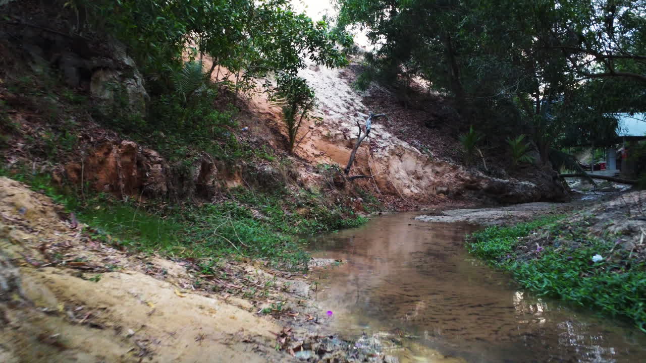 corriente de agua que fluye por un barranco en vietnam con un disparo de dron de bajo vuelo