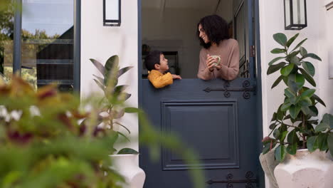 mãe, filho e ligação, falando em casa