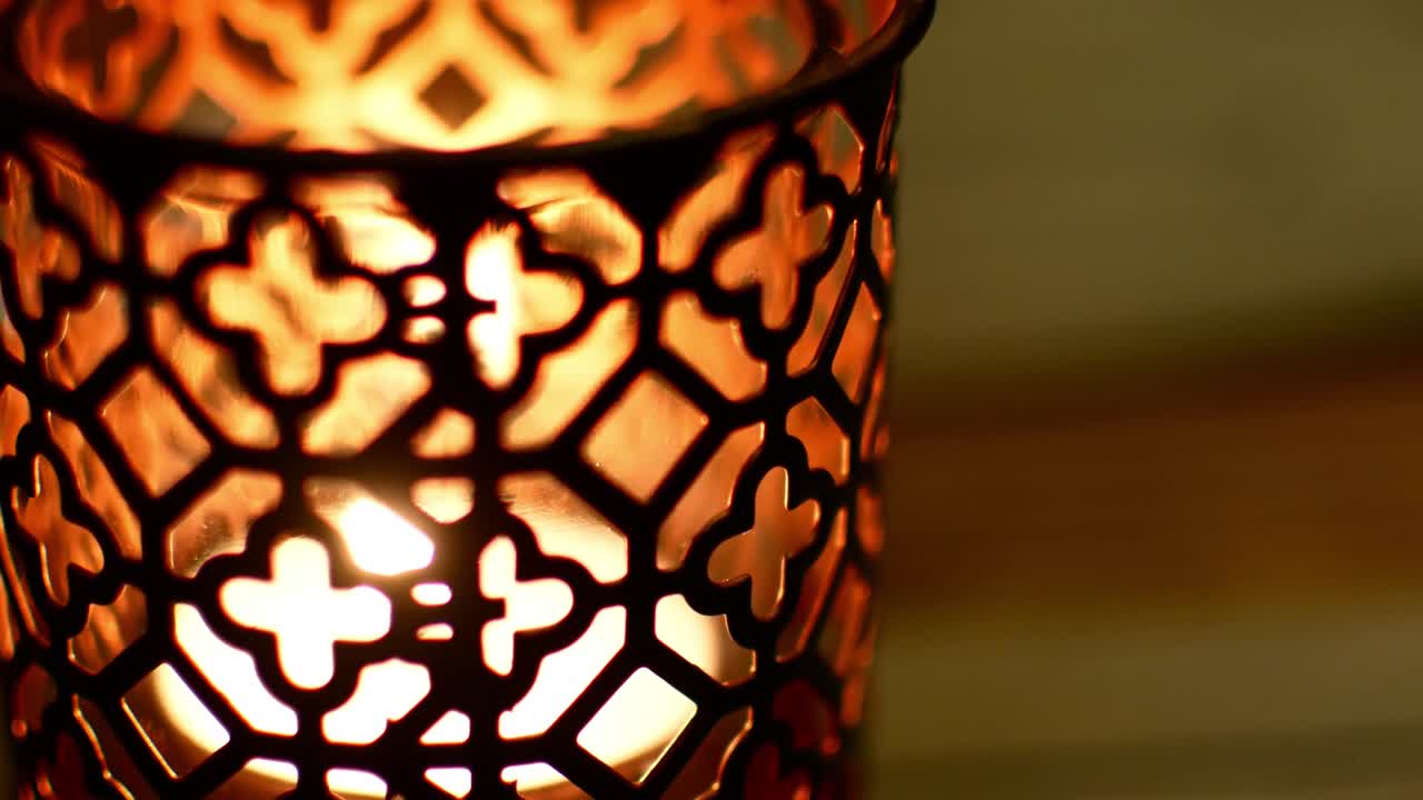 lámpara con una vela encendida. estado de ánimo romántico o triste