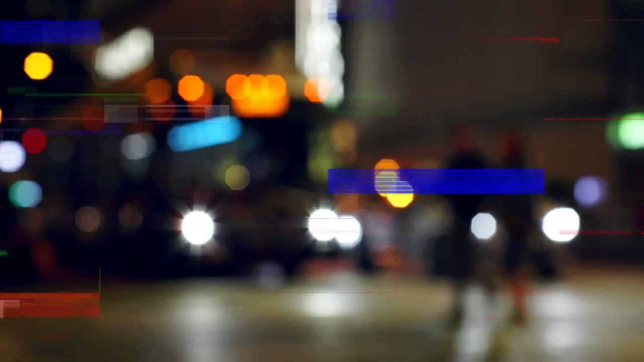 viajeros ocupados en la calle de la ciudad por la noche
