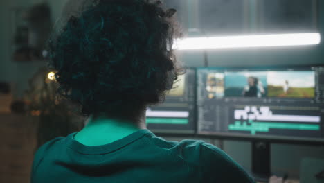 mujer editando video por la noche