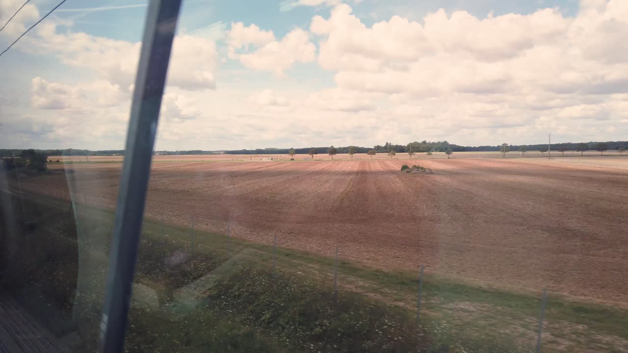 TGV'nin içinden çekilmiş sabit bir görüntü, güneşli bir günde Fransa'daki ünlü Fransız yüksek hızlı treni.