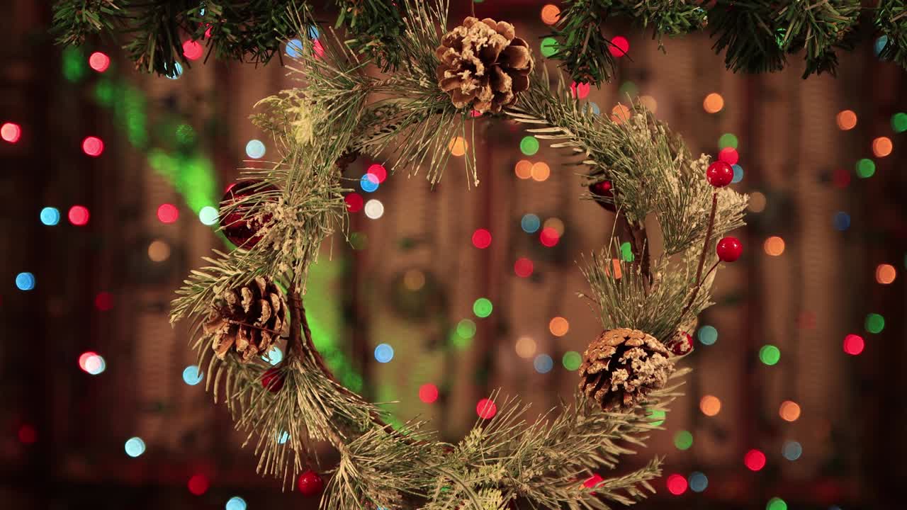 decoración de año nuevo, corona trenzada con un rayo verde en la parte de atrás.