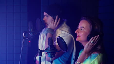 músicos grabando en un estudio