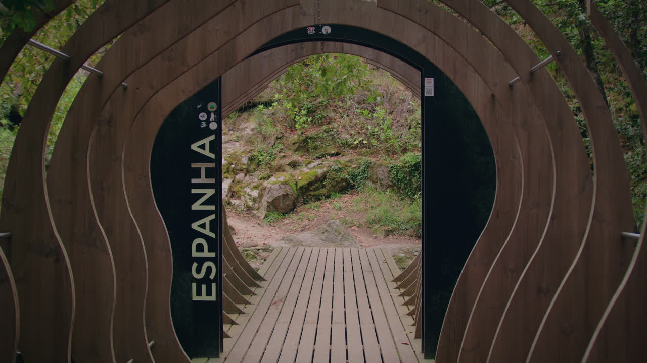 frontera portuguesa con españa puente de madera gimbal cámara lenta
