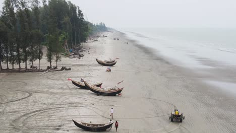 Vista-Aérea-De-Barcos-De-Pesca-En-La-Orilla-De-La-Playa-De-Kuakata-En-Bangladesh---Disparo-De-Drones