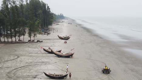 vista aérea de barcos de pesca en la orilla de la playa de kuakata en bangladesh - toma de avión no tripulado