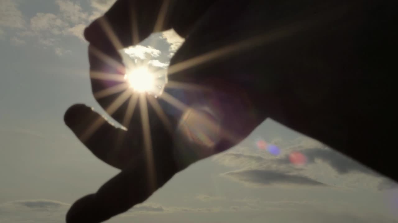 práctica de meditación manual contra el sol poniente