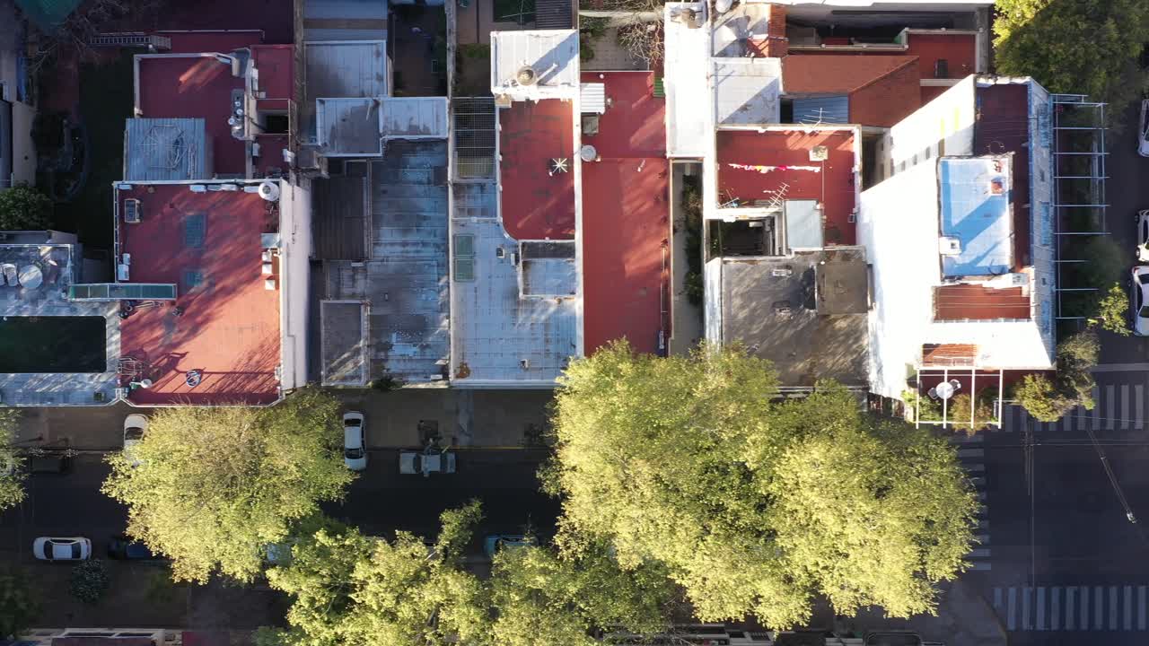 drone: calle casas terrazas azoteas barrio