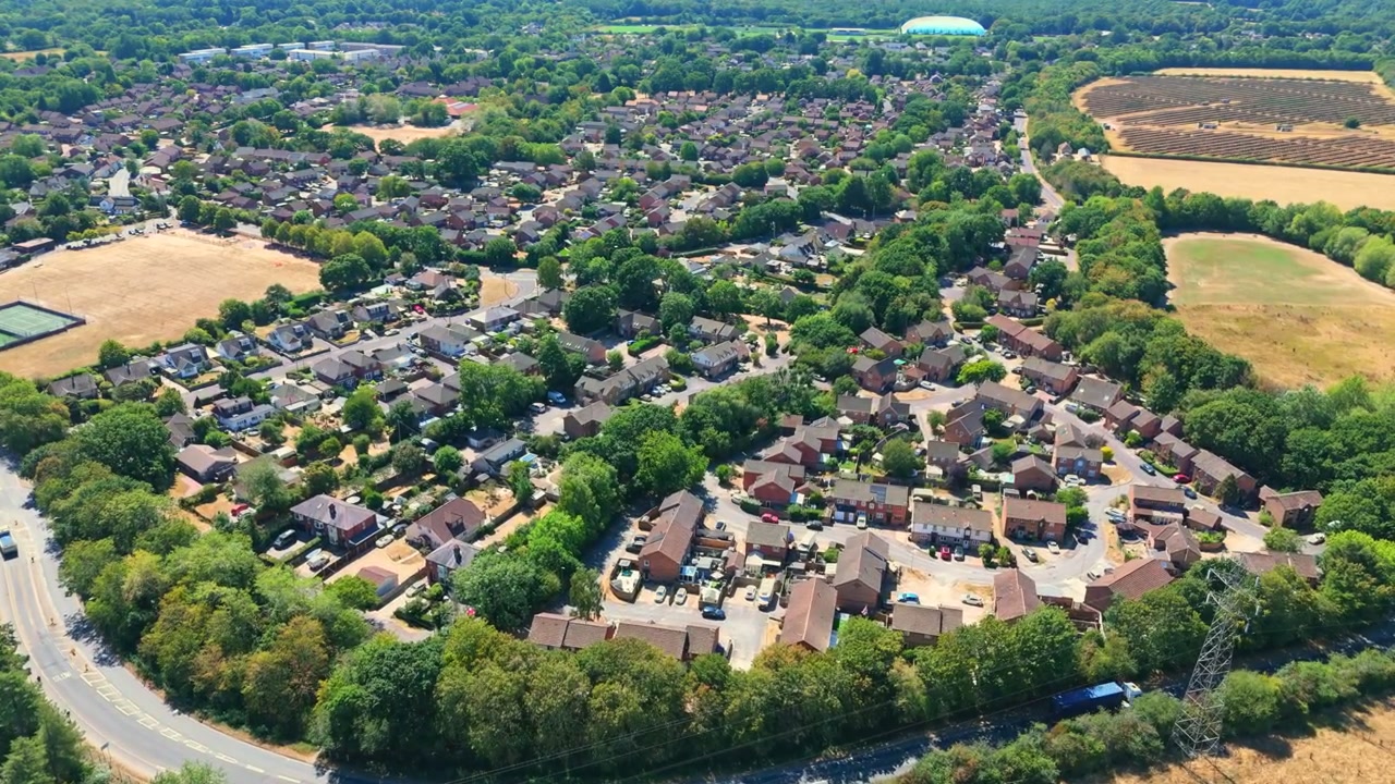 Marchwood è un villaggio dell'Hampshire sul Southampton Water, vicino alla New Forest, che presenta complessi residenziali, cantieri navali locali e un importante porto militare in una soleggiata giornata estiva con erba secca