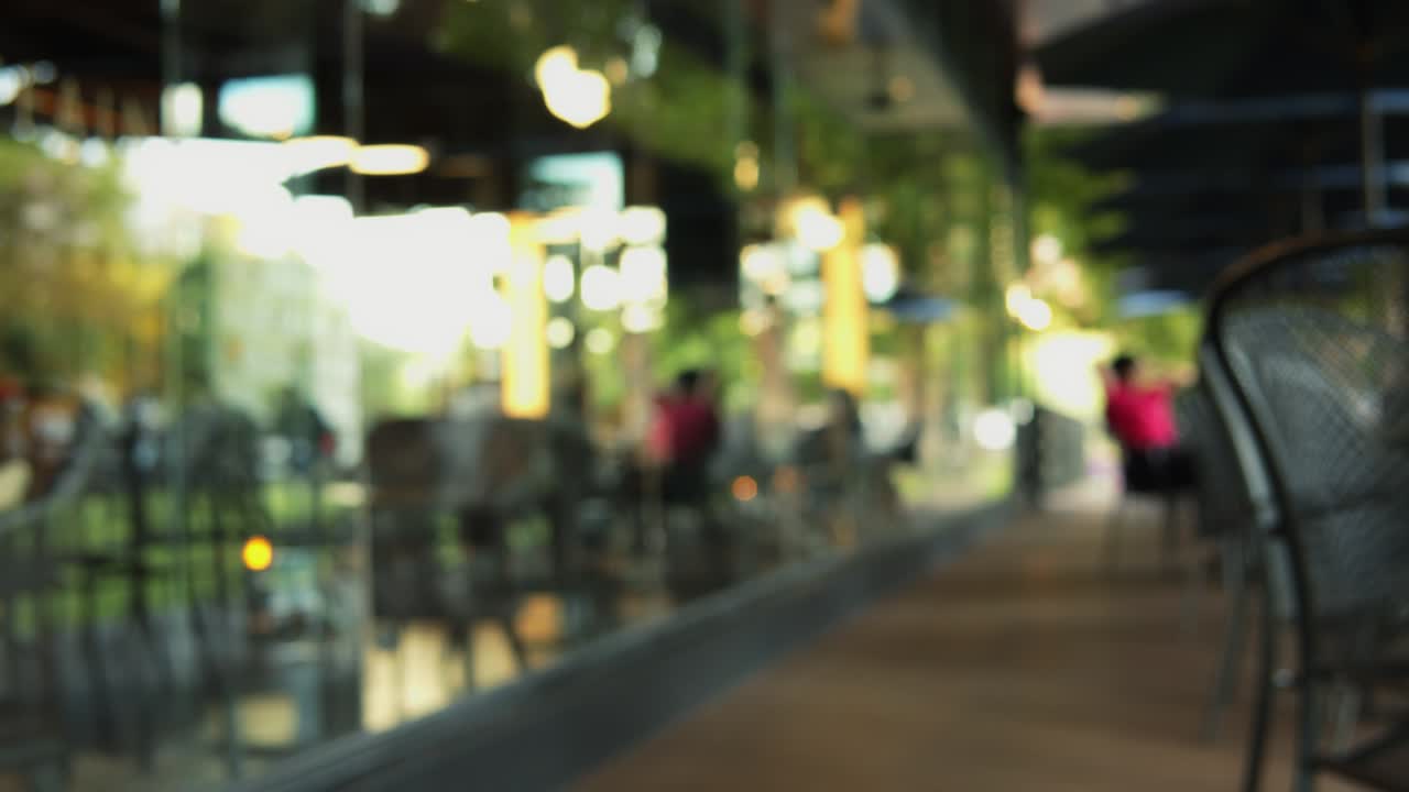 레스토랑에서 사람들의 흐릿한 움직임 흐릿한 배경