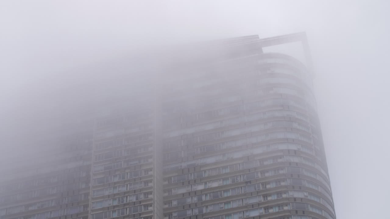 edificio de hong kong en la niebla