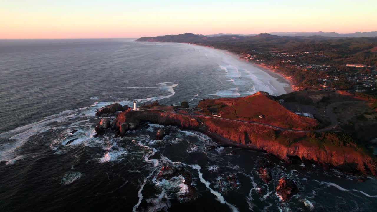 해질녘에 서사시적인 등대가 부서지는 파도 절벽과