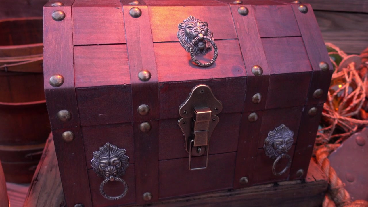 Maritimt udstyr fra fortiden med en piratskattekiste