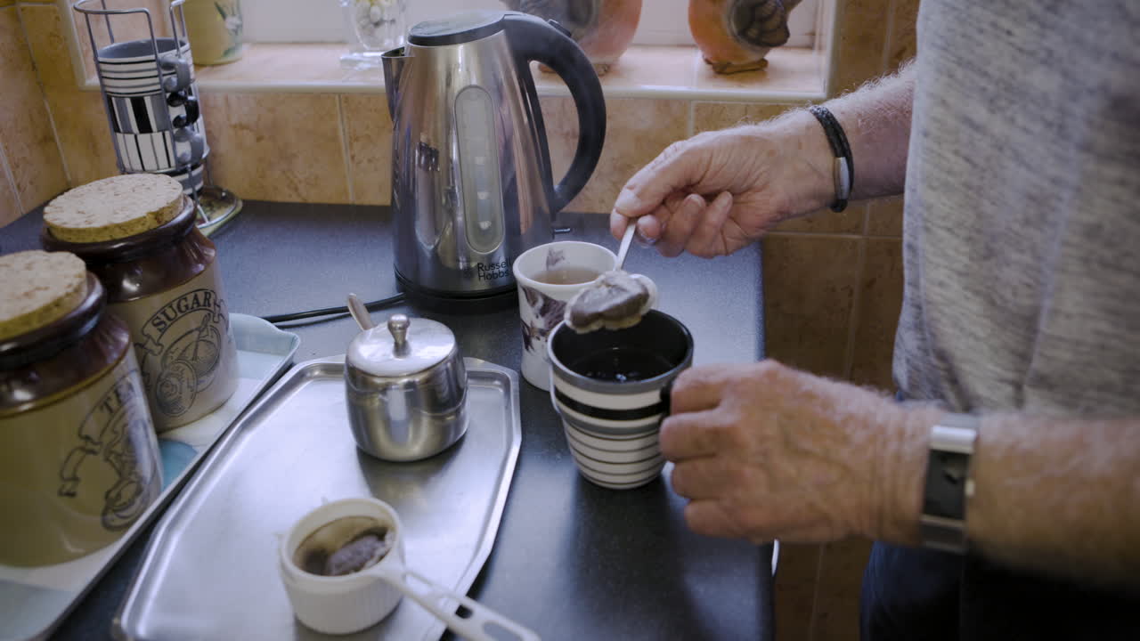 приготовляю чай на кухне.