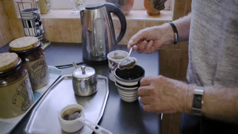 haciendo té en la cocina