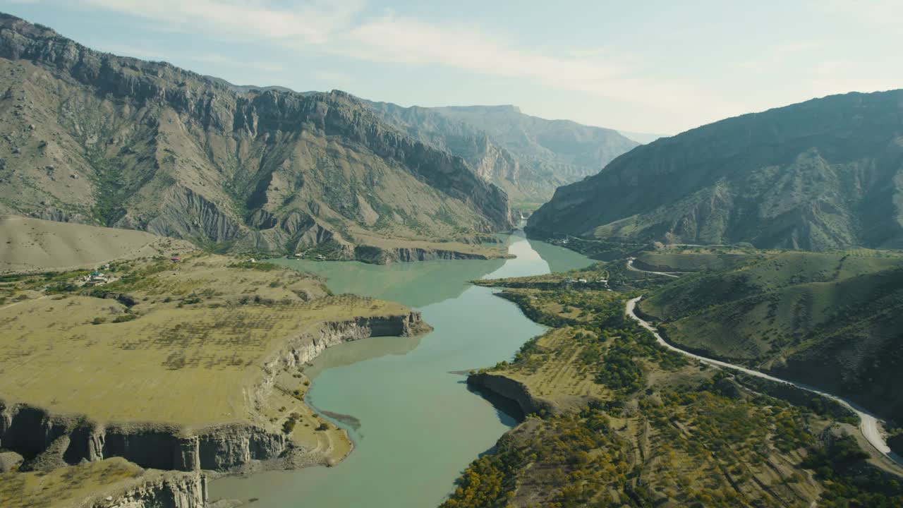 산 계곡 을 가로질러 흐르는 강 의 공중 사진