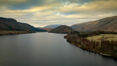 Deléitate-Con-La-Belleza-Del-Paisaje-De-Cumbria-Con-Un-Encantador-Vídeo-Aéreo-Que-Muestra-El-Lago-Thirlmere-Y-Su-Majestuoso-Entorno-Montañoso.