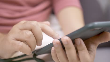 detalle de manos femeninas usando teléfono celular