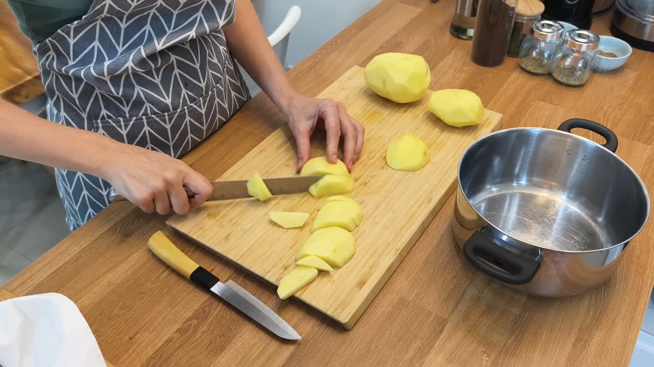 감자를 잘라내는 여자