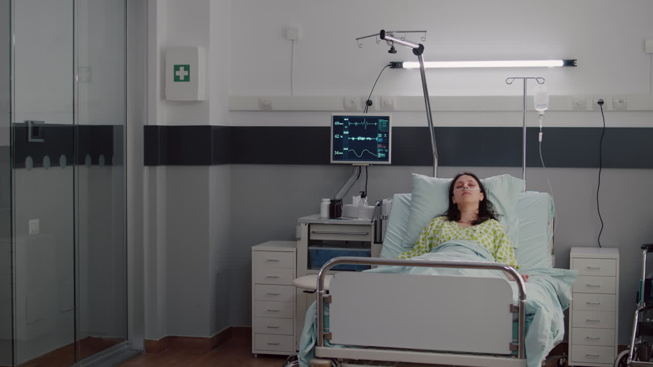 mujer enferma con tubo de oxígeno nasal descansando en la cama quedándose dormida