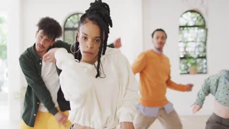 retrato de felices y diversos bailarines masculinos y femeninos bailando en un estudio de baile, cámara lenta