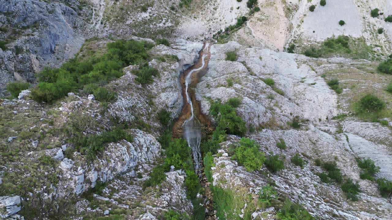 cascada de agua de kefalovriso en grecia en el parque nacional de tzoumerka - vista desde el aire