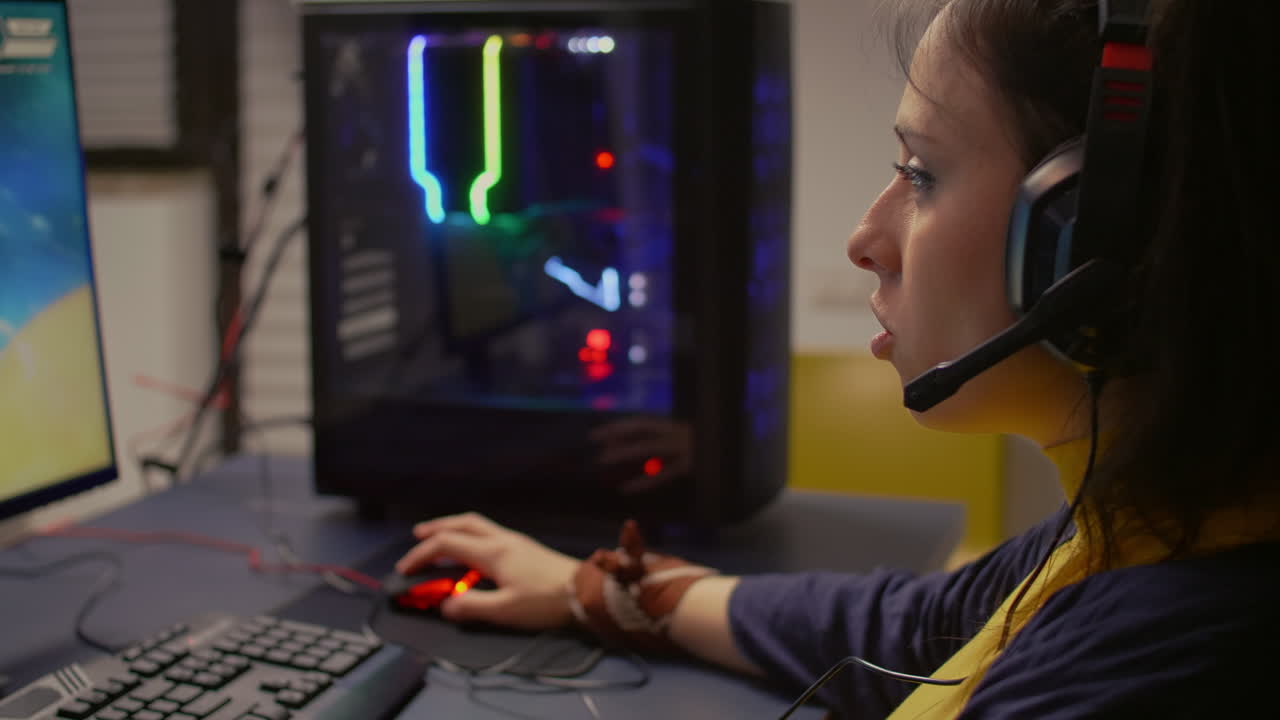 jugador competitivo que usa equipos rgb para campeonatos en vivo