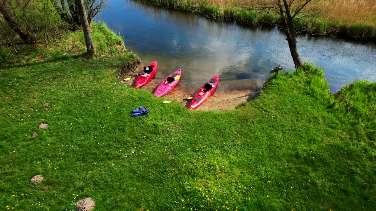 Szybki spacer od kajaków zacumowanych na brzegu rzeki