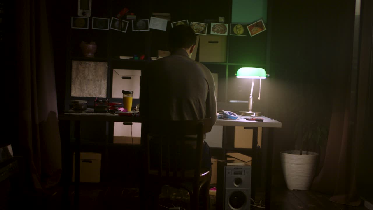 hombre trabajando hasta tarde en la noche en casa