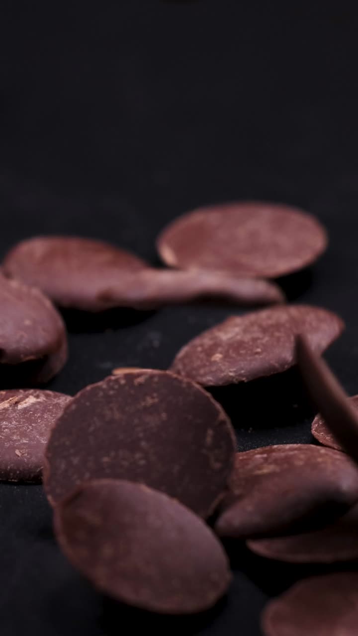 trozos de chocolate que caen y se dispersan en la superficie