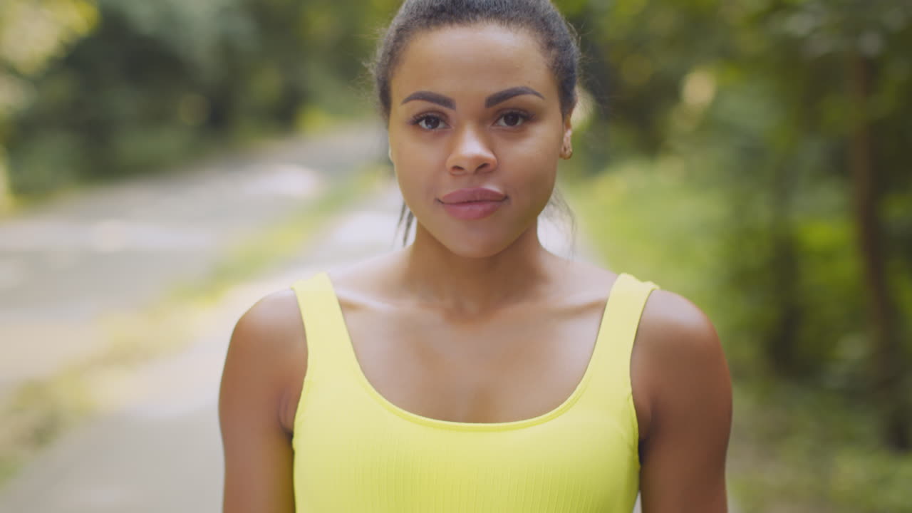 mulher sorridente de top esportivo amarelo