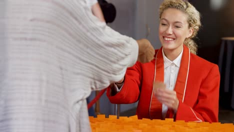 Mujer-Distribuyendo-Cupones-A-Clientes-4k